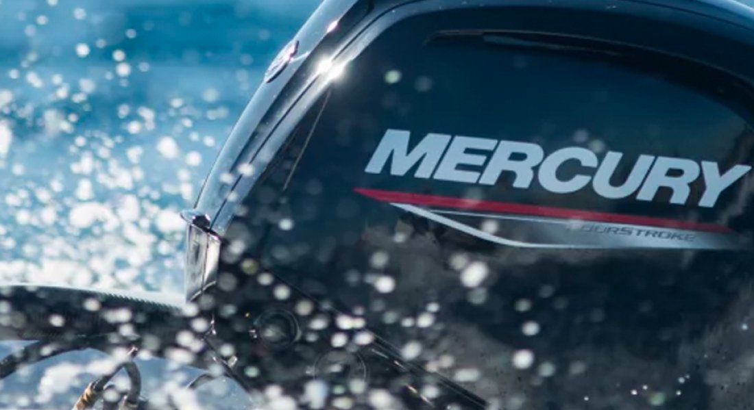 En Mercury motor på vandet omsluttes af vandsprøjt.