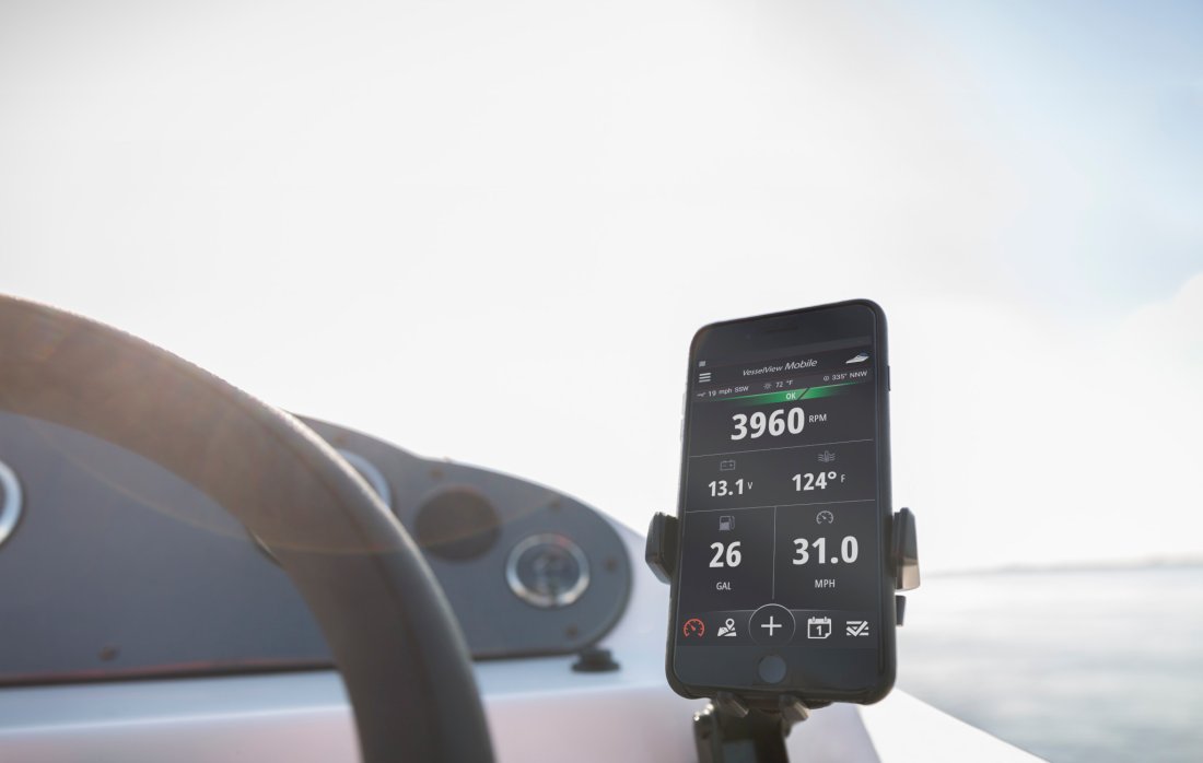 Mercury Vesselview mobil ved siden af roret.